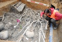 Archeologové našli hromadný hrob: Pod náměstím v Liberci leží kostry 900 lidí!