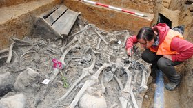Archeologové v hromadném hrobu našli těla vojáků i civilistů