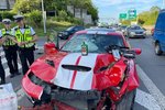 V Liberecké ulici na severu Prahy došlo k dopravní nehodě luxusního automobilu značky Dodge. Řidič z místa nehody utekl. V opuštěném vozidle našli policisté téměř prázdnou lahev tvrdého alkoholu. (7. srpen 2022)