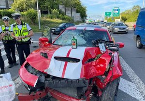 In Liberecká street in the north of Prague, there was a traffic accident involving the luxury brand Dodge.  The driver fled the scene of the accident.  Police found an almost empty bottle of hard alcohol in the abandoned vehicle.  (August 7, 2022)