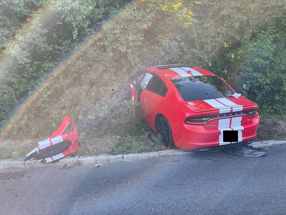 V Liberecké ulici na severu Prahy došlo k dopravní nehodě luxusního automobilu značky Dodge. Řidič z místa nehody utekl. (7. srpen 2022)