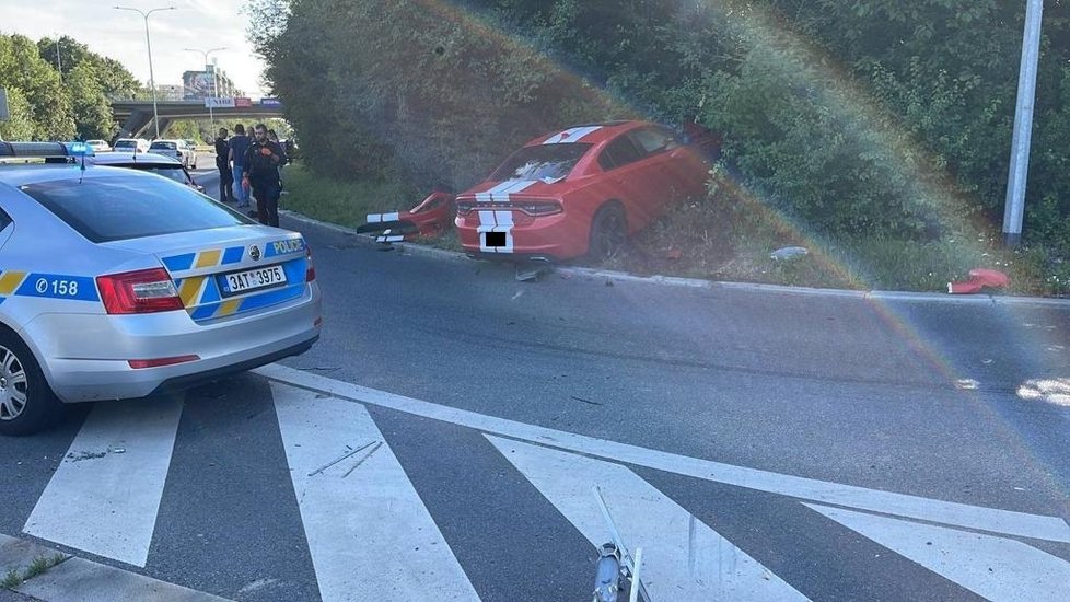 V Liberecké ulici na severu Prahy došlo k dopravní nehodě luxusního automobilu značky Dodge. Řidič z místa nehody utekl. (7. srpen 2022)