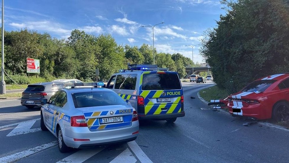 V Liberecké ulici na severu Prahy došlo k dopravní nehodě luxusního automobilu značky Dodge. Řidič z místa nehody utekl. (7. srpen 2022)