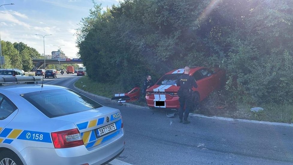 V Liberecké ulici na severu Prahy došlo k dopravní nehodě luxusního automobilu značky Dodge. Řidič z místa nehody utekl. (7. srpen 2022)