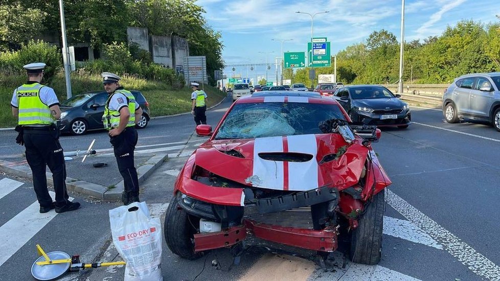 V Liberecké ulici na severu Prahy došlo k dopravní nehodě luxusního automobilu značky Dodge. Řidič z místa nehody utekl. V opuštěném vozidle našli policisté téměř prázdnou lahev tvrdého alkoholu. (7. srpen 2022)