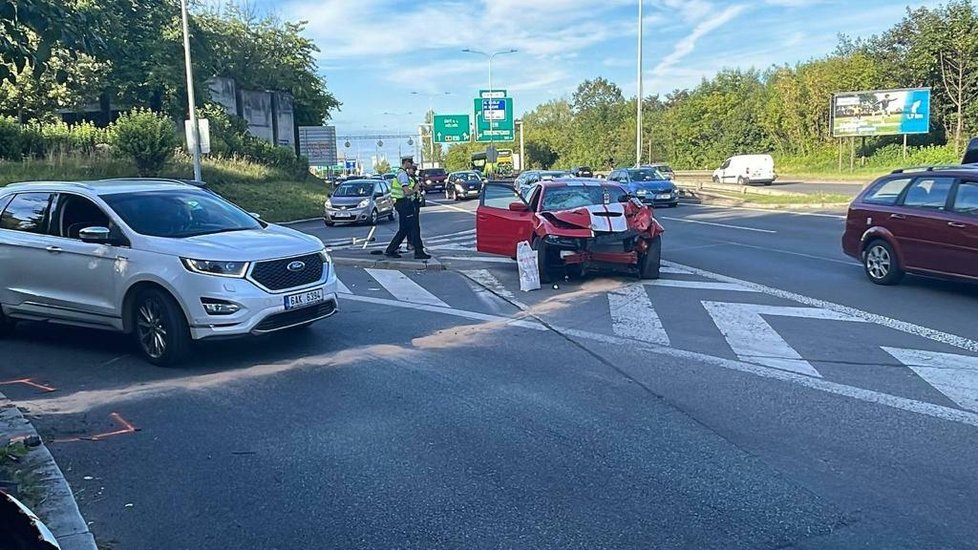 V Liberecké ulici na severu Prahy došlo k dopravní nehodě luxusního automobilu značky Dodge. Řidič z místa nehody utekl. V opuštěném vozidle našli policisté téměř prázdnou lahev tvrdého alkoholu. (7. srpen 2022)