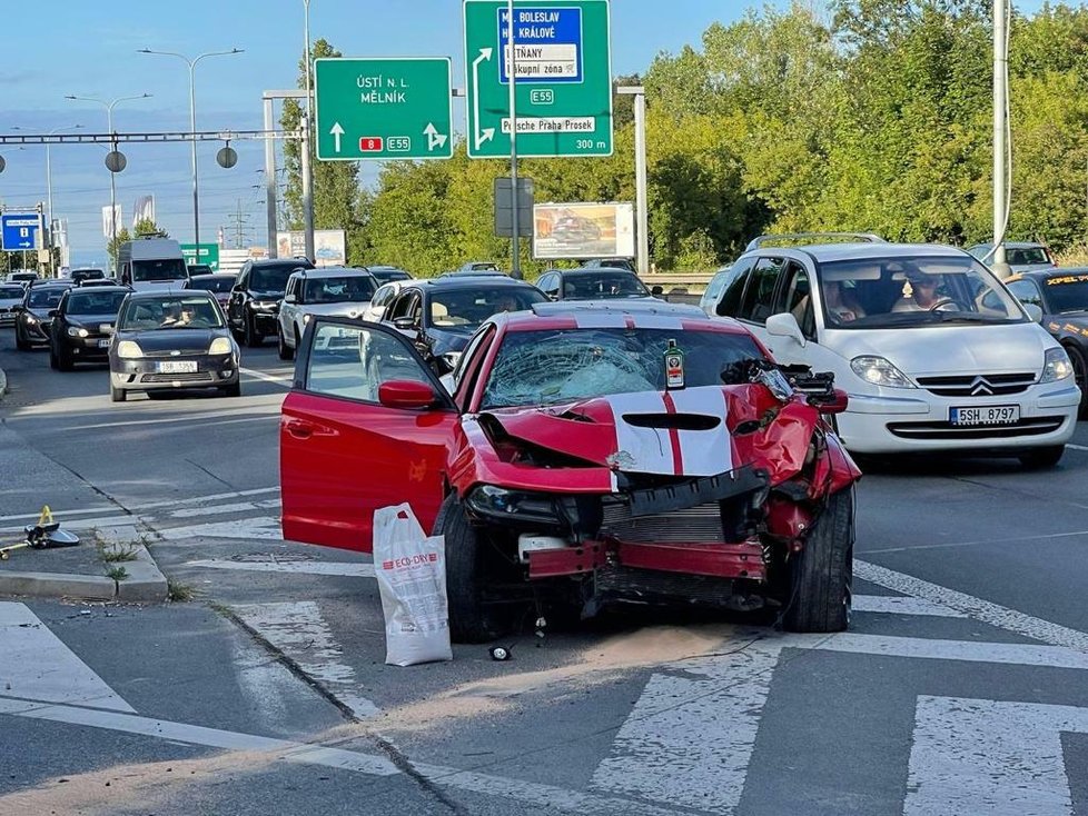 V Liberecké ulici na severu Prahy došlo k dopravní nehodě luxusního automobilu značky Dodge. Řidič z místa nehody utekl. V opuštěném vozidle našli policisté téměř prázdnou lahev tvrdého alkoholu. (7. srpen 2022)