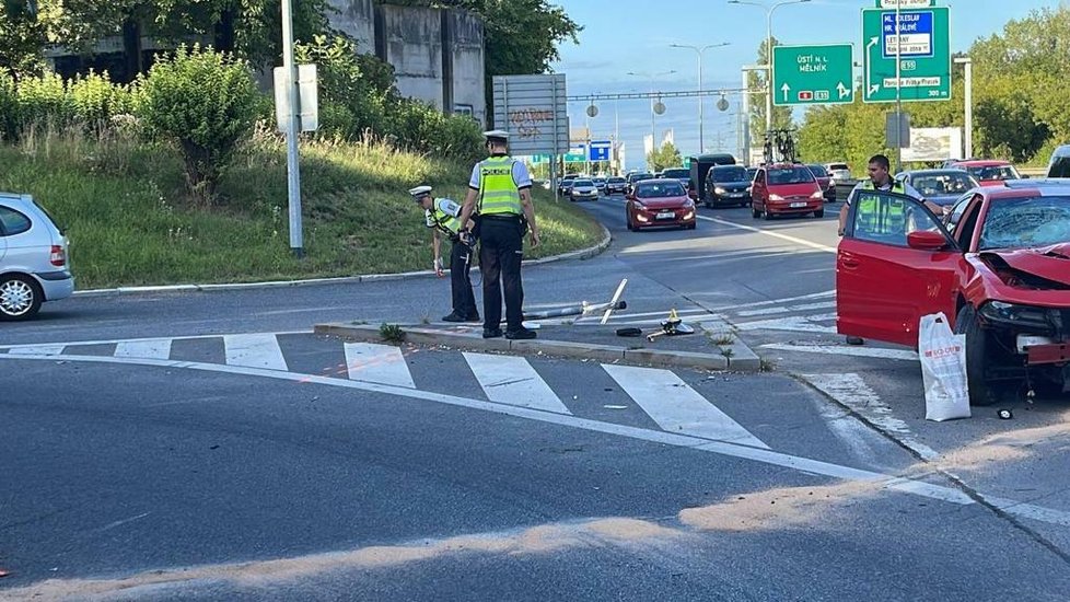 V Liberecké ulici na severu Prahy došlo k dopravní nehodě luxusního automobilu značky Dodge. Řidič z místa nehody utekl. V opuštěném vozidle našli policisté téměř prázdnou lahev tvrdého alkoholu. (7. srpen 2022)