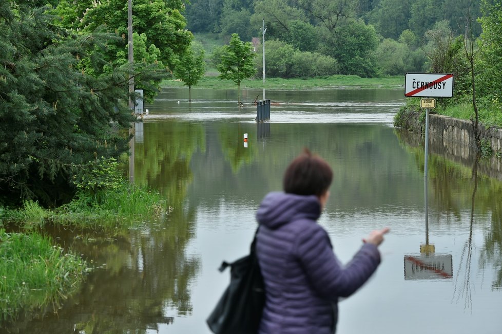 Hladiny řek v části Libereckého kraje zvedly silné deště, na některých místech stále platí pohotovost.