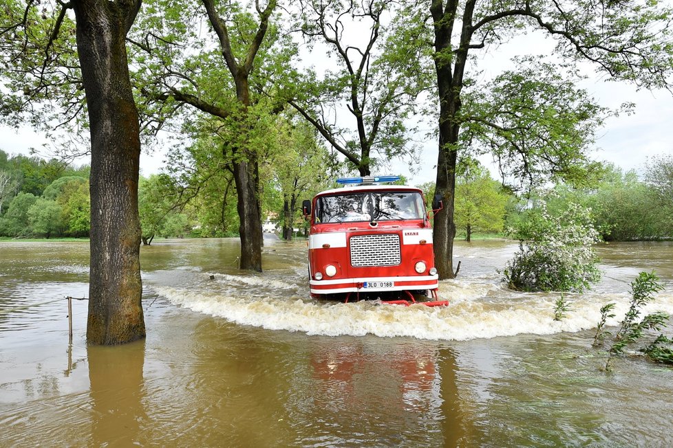 Hladiny řek v části Libereckého kraje zvedly silné deště, na některých místech stále platí pohotovost.