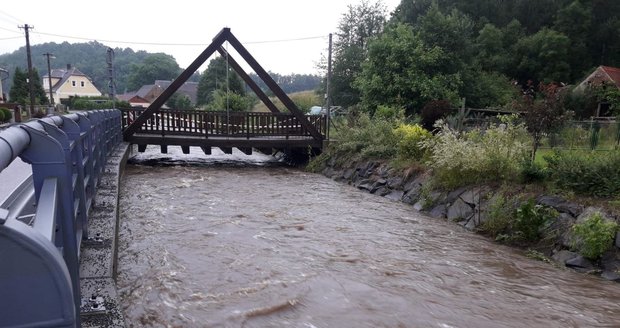 Déšť zvedl hladiny řek v Libereckém kraji (17. 7. 2021).