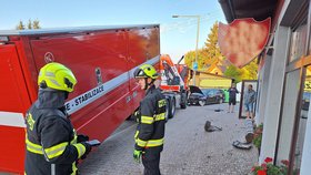 Řidič a spolujezdec ve voze, který narazil do domu, na místě zemřeli.