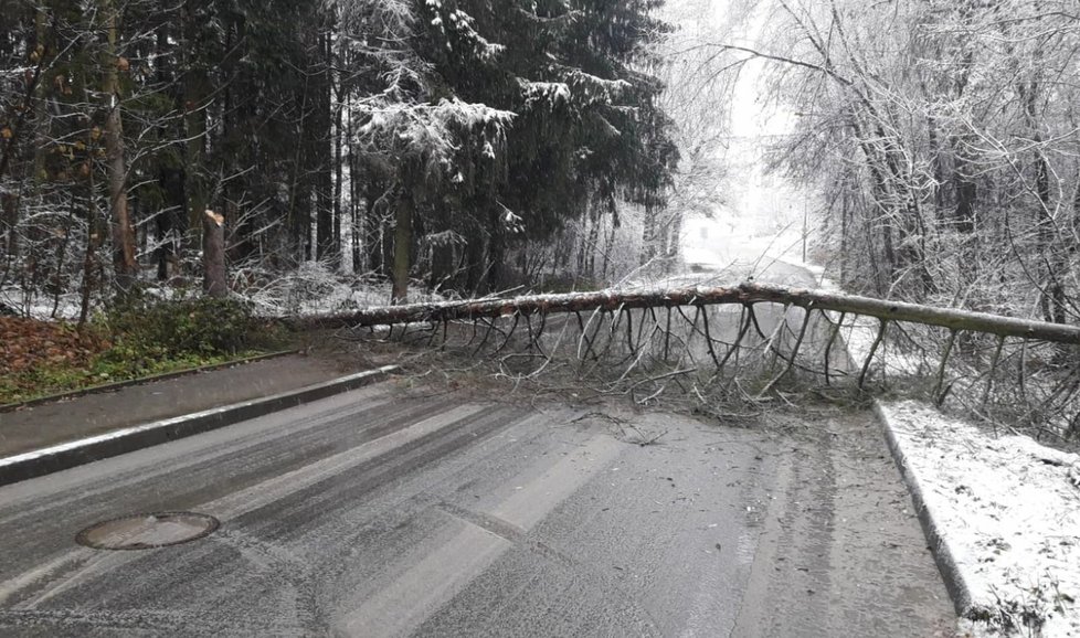 Dopravní komplikace kvůli sněhu v Libereckém kraji (6.12.2022)