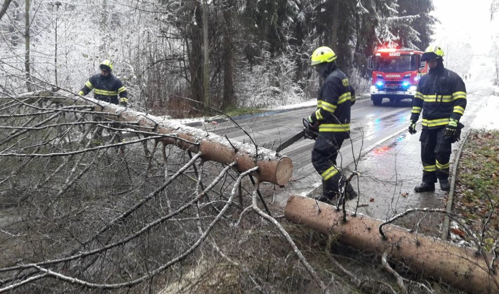 Dopravní komplikace kvůli sněhu v Libereckém kraji (6.12.2022)