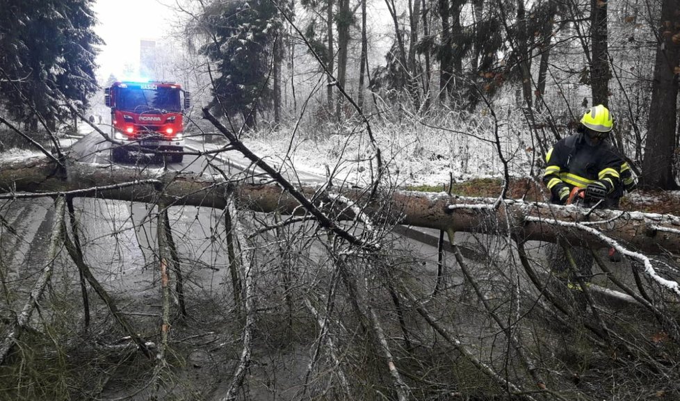 Dopravní komplikace kvůli sněhu v Libereckém kraji (6.12.2022)