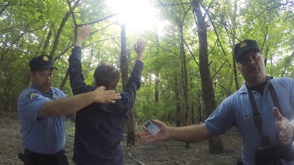 Filmaře v Liberlandu zatkla policie. Zdechovský díky imunitě na území mohl zůstat.