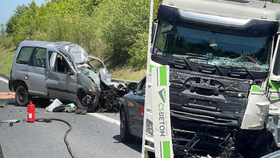 Při nehodě osobního a nákladního auta zemřel ve středu odpoledne v Líbeznicích na silnici I/9 řidič osobního vozu.