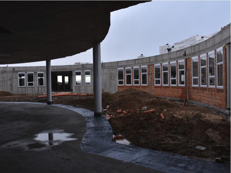 Ve středočeské obci Líbeznice staví novou školu. Starosta Martin Kupka se ještě nedávno bál, že v ní nebude mít kdo žáky učit. Pomohla reklama za 100 tisíc. Obce mají problémy s nedostatky učitelů.