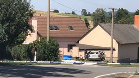 Smrtelná nehoda na Příbramsku: Senior (†80) autem zdemoloval dům.