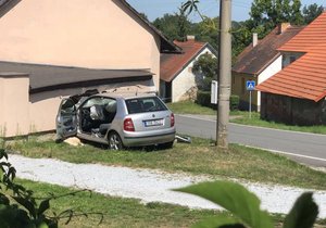 Smrtelná nehoda na Příbramsku: Senior (†80) autem zdemoloval dům.