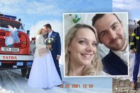 Hasičská svatba jako z pohádky: Petrovi s Míšou dělala na bílém poli společnost stará tatrovka