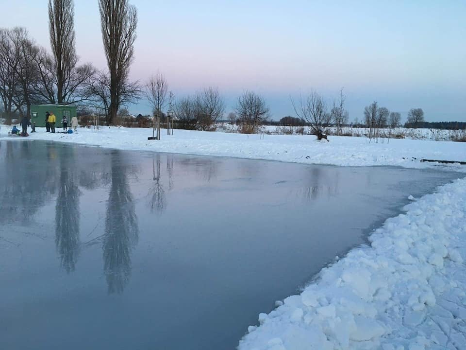 Hasiči v Libišanech v mrazech obyvatelům upravili rybník na bruslení.