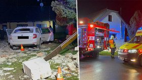 Auto se dvěma mladíky (19 a 20) vletělo do zdi u rodinného domu a celou ji probořilo. Po řidiči pátral vrtulník.