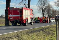 Vážná nehoda na Mělnicku: Řidič nepřežil náraz do stromu
