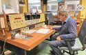 Milan Prokop u řídicího stolu dohlíží na vysílač od nového začátku od roku 1976