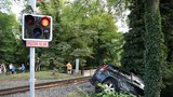 Dramatická nehoda v Liboci: Vlak odmrštil automobil do svahu! Řidiče (20) odvezla sanitka