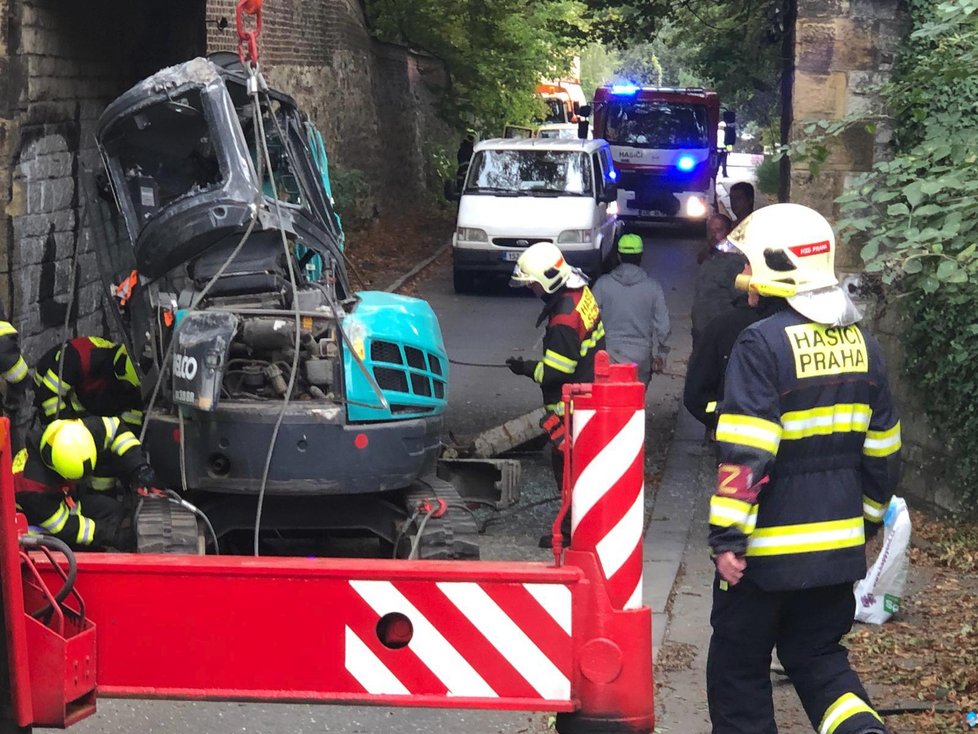 V Litovické ulici v pražském Liboci spadl bagr z návěsu nákladního automobilu.