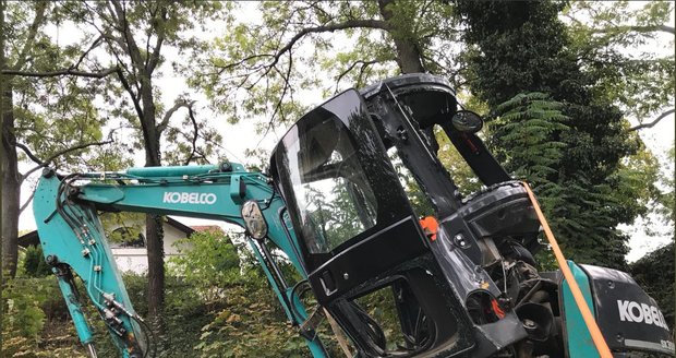 V Litovické ulici v pražské Liboci došlo k nehodě. Z návěsu nákladního automobilu spadl bagr.