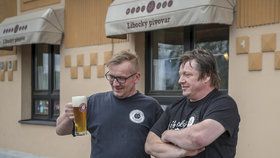David Pátek (vpravo) založil Libocký pivovar v roce 2013. Aby nebyl na vše sám, začal mu v jeho provozu pomáhat i mladší bratr Jan. Ochrannou ruku pak nad nimi drží zdejší strašidlo Chrudoš, které ale umí být pěkně náladové.
