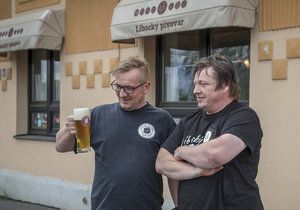 David Pátek (vpravo) založil Libocký pivovar v roce 2013. Aby nebyl na vše sám, začal mu v jeho provozu pomáhat i mladší bratr Jan. Ochrannou ruku pak nad nimi drží zdejší strašidlo Chrudoš, které ale umí být pěkně náladové.