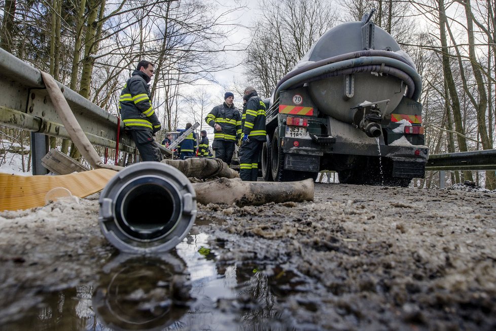 Hasiči museli likvidovat únik močky z bioplynové stanice do potoka na Chrudimsku