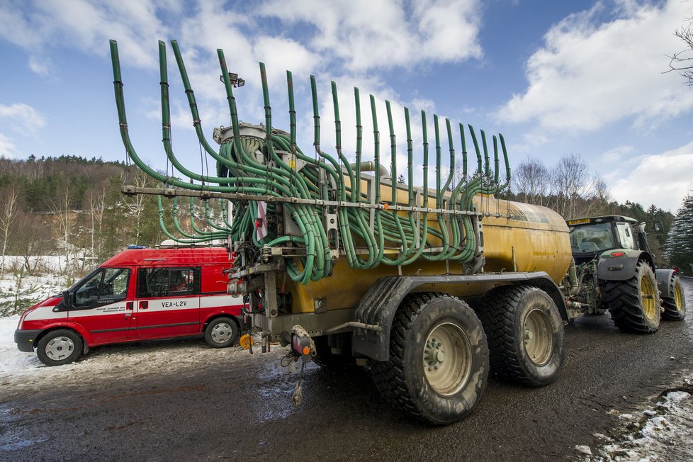 Hasiči museli likvidovat únik močky z bioplynové stanice do potoka na Chrudimsku