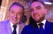 Moderátor večera Libor Bouček vyfotil v zákulisí selfie s Karlem Gottem