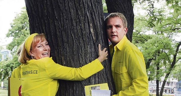 Libora Boučka v objímání stromů podpořila Sandra Pogodová