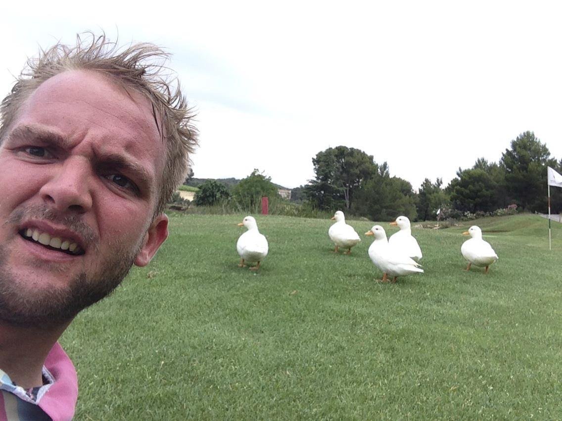 Při dovolené potkal i kachny. A jelikžo se fotí s každým, udělal si selfie i s opeřenci.