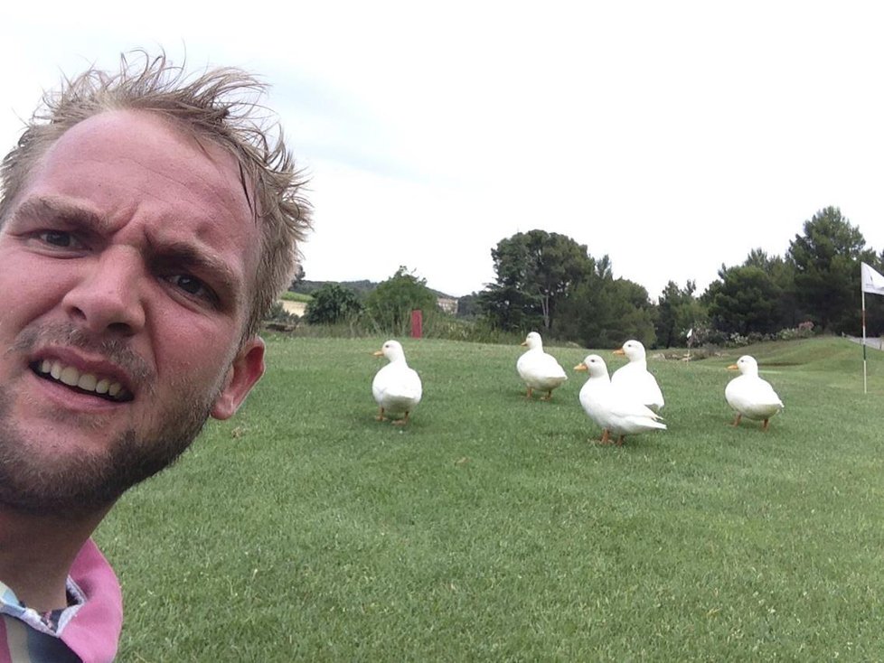 Při dovolené potkal i kachny. A jelikož se fotí s každým, udělal si selfie i s opeřenci.