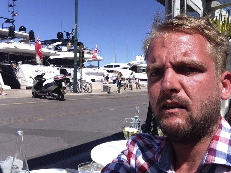 Libor Bouček vyrazil na dovolenou. V Saint-Tropez se nezapomněl vyfotit s luxusními jachtami místních dovolenkářů