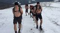 Autor  knihy "Chladová terapie: kompletní průvodce otužováním" Libor Mattuš pořádá pravidelné výpravy  na vrchol Sněžky oblečený jen v kraťasech.