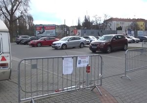 Strážníci zjistili, že i přes rozhodnutí soudu se na Ponavě stále vybírá parkovné a jsou tu i zábrany.