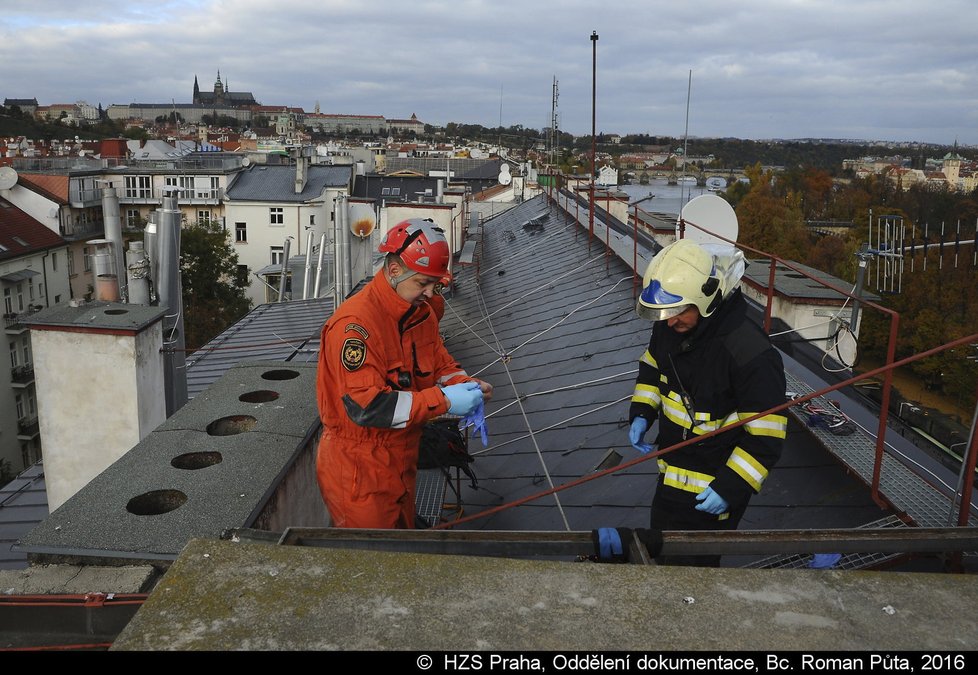 Libor Topolánek se zřítil ze střechy při focení Prahy.