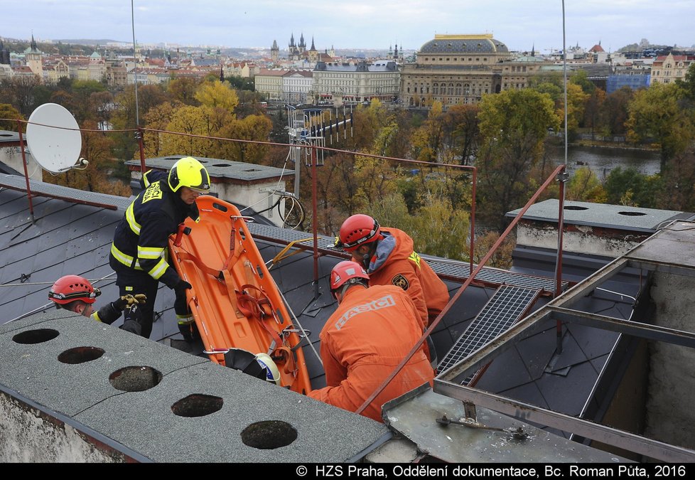 Libor Topolánek se zřítil ze střechy při focení Prahy.