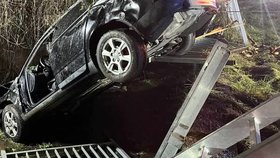 Vůz se zřítil do potoka v Libouchci.