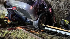 Vůz se zřítil do potoka v Libouchci.