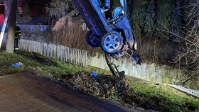 Vůz se zřítil do potoka v Libouchci.