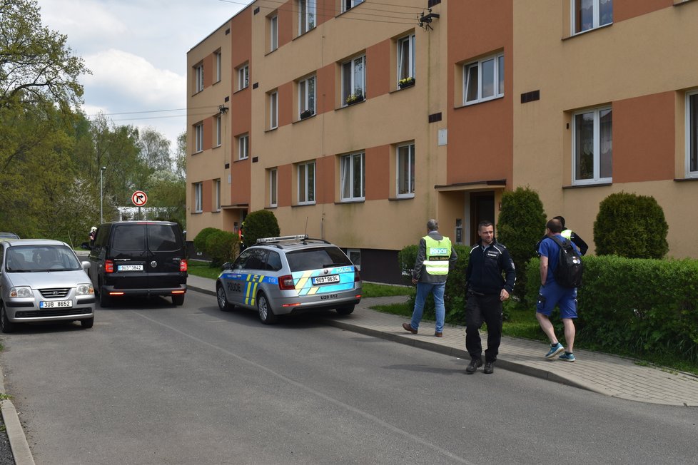Policie ČR spolu se zásahovou jednotkou a vyjednávačem zasahovala v obci Libouchec na Ústecku. Muž (73) vyhrožoval sebevraždou a byl ozbrojen granátem.