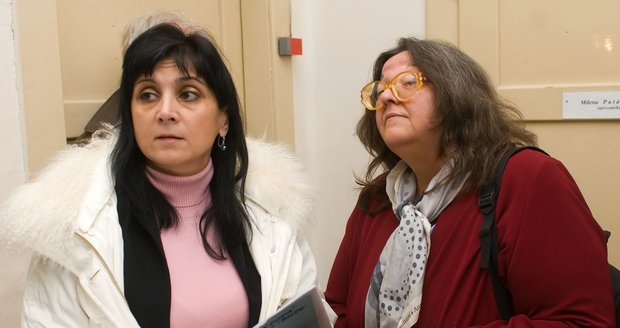 Překladatelka Libuše Bryndová (vpravo) a její obhájkyně Klára Veselá přicházejí k táborskému krajskému soudu, který se 11. prosince začal zabývat odvoláním v případu výroby drog.